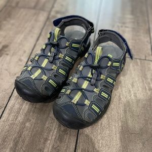 Khombu closed toe sandals